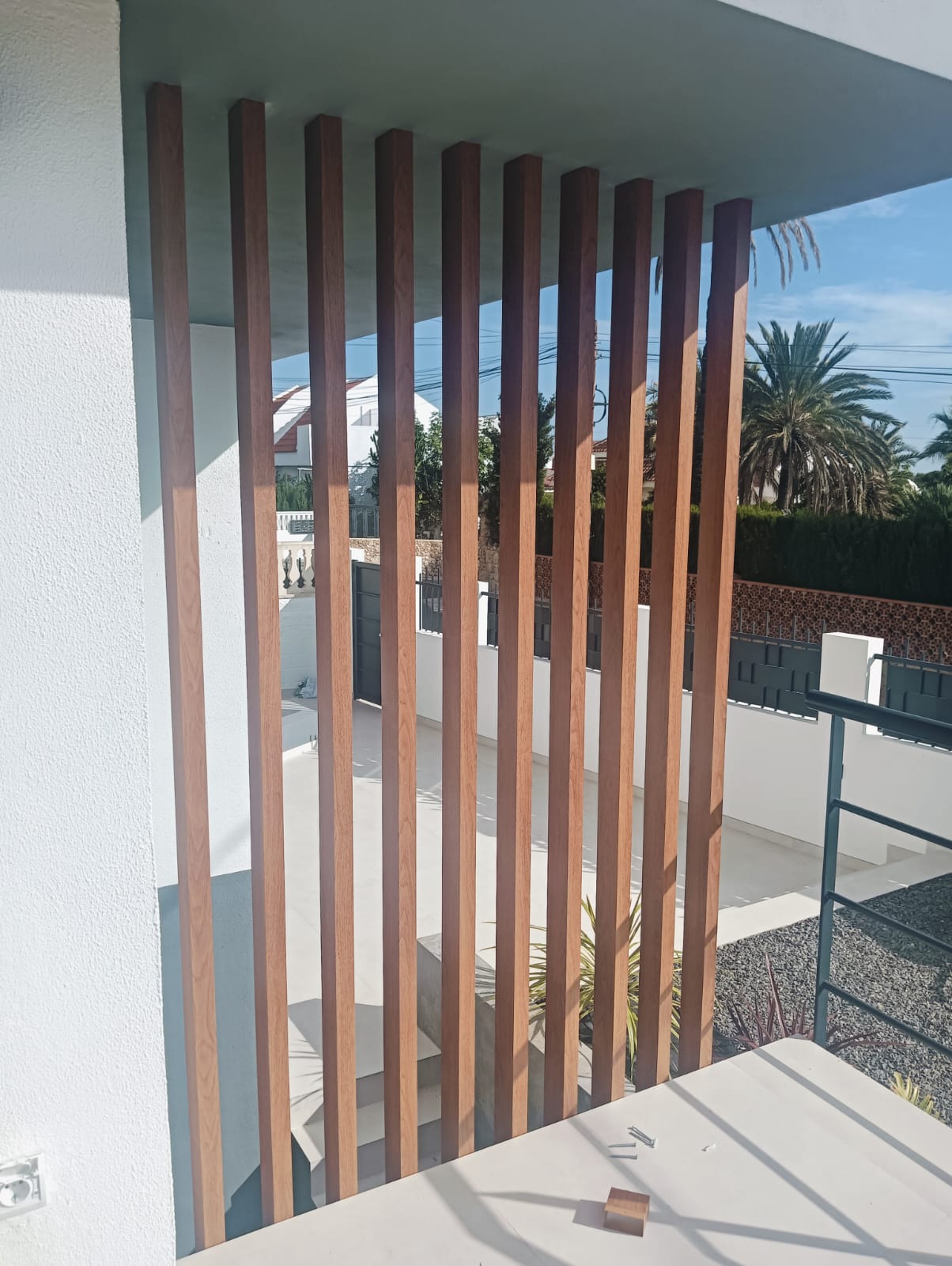Lamas verticales con acabado madera