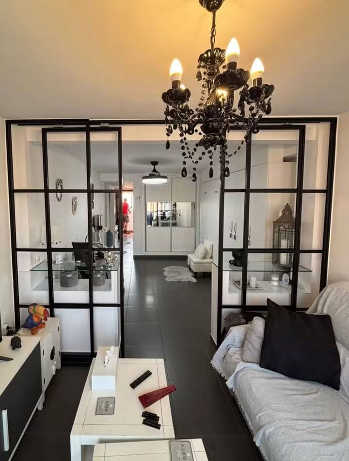 Puertas interiores de hierro negro y cristal