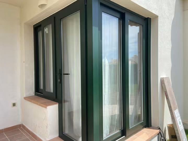 Ventanal negro de aluminio en terraza
